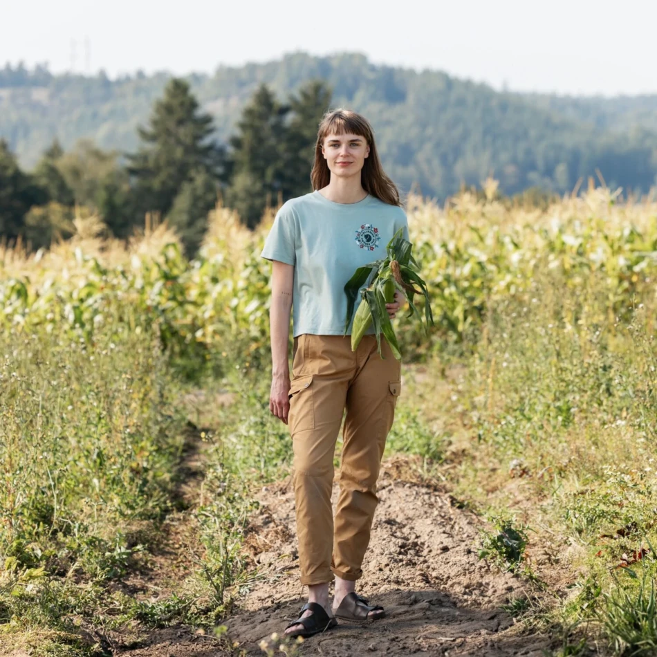 koszulka_turystyczna_Fjallraven_Fjallblomster_Logo_T_shirt_W_2.webp
