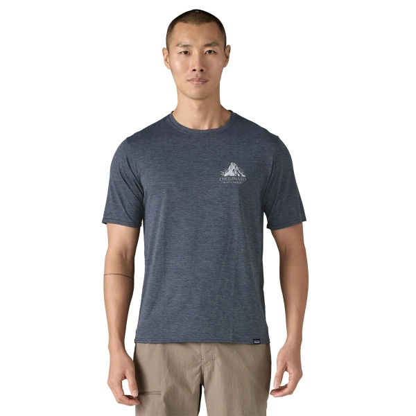 M's Cap Cool Daily Graphic Shirt Lands, kolor: CSBX - Chouinard Crest Smolder Blue X-Dye