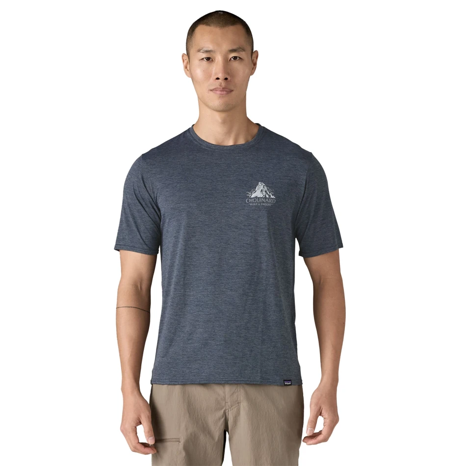 M's Cap Cool Daily Graphic Shirt Lands, kolor: CSBX - Chouinard Crest Smolder Blue X-Dye