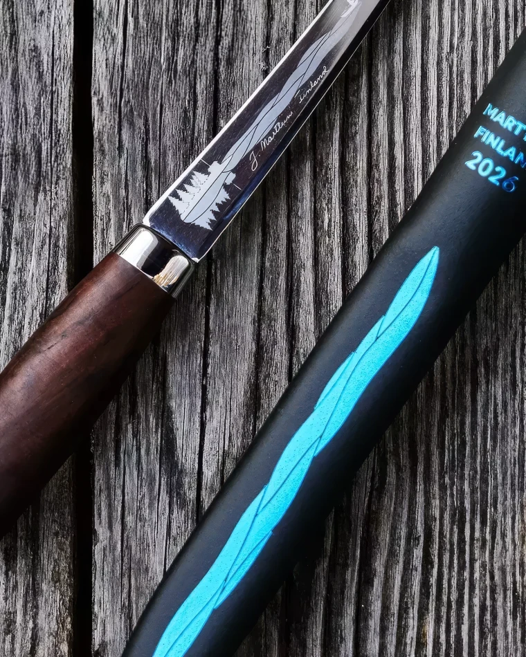 Marttiini Jarvi Annual Knife 2026 - cieniowany grawer na nożu