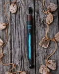 Marttiini Jarvi Annual Knife 2026 - zdjęcie noża na drewnianym stole