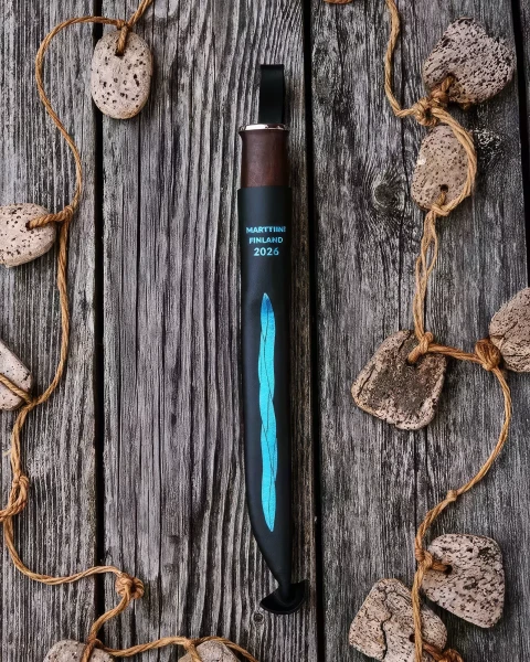 Marttiini Jarvi Annual Knife 2026 - zdjęcie noża na drewnianym stole