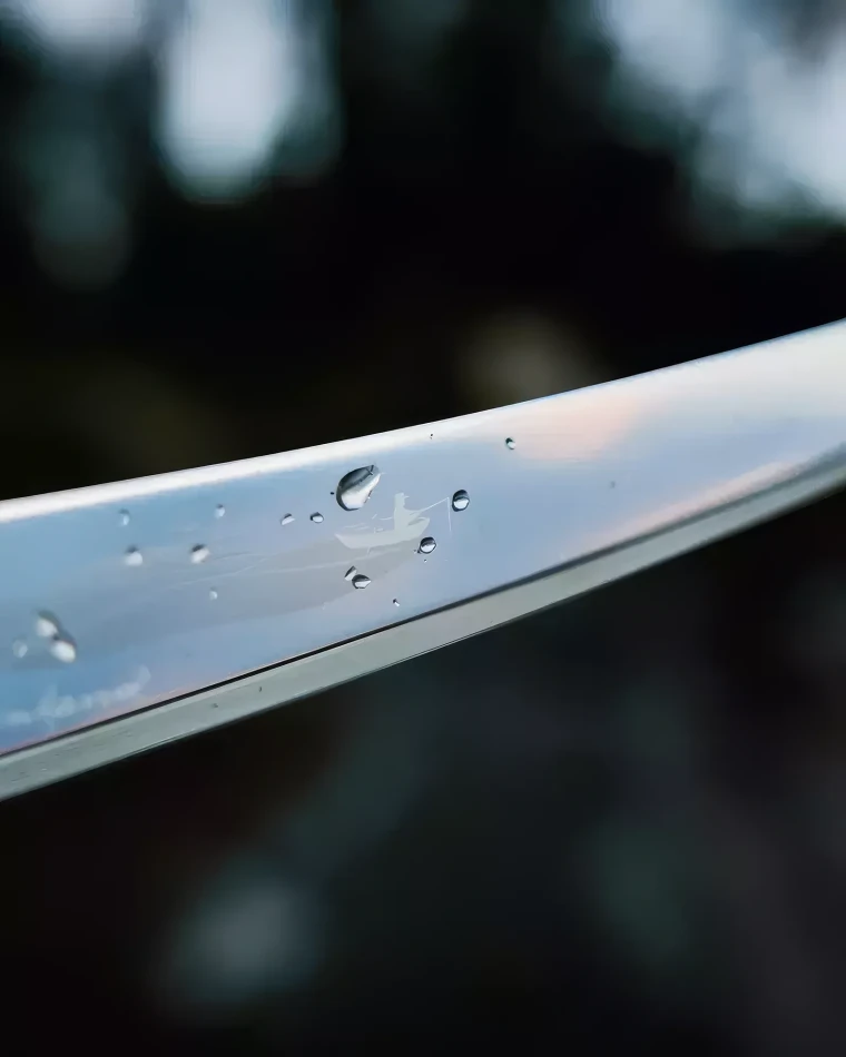 Marttiini Jarvi Annual Knife 2026 - ostrze z grawerem wędkarza w łodzi