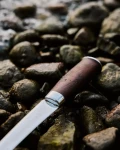 Marttiini Jarvi Annual Knife 2026 - zdjęcie noża na kamieniach 2