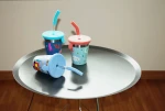SIGG Kids Straw Cup 0,35 L - kubki na stole