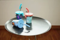 SIGG Kids Straw Cup 0,35 L - kubki na stole