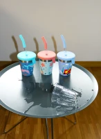 SIGG Kids Straw Cup 0,35 L - mix wzorów na stole