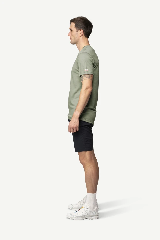 Devold Breeze Plus Merino 200 T-Shirt MAN, kolor: Fog - prezentacja na modelu od boku