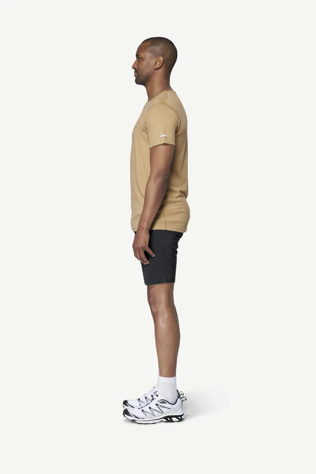 Devold Breeze Plus Merino 200 T-Shirt MAN, kolor: Oat - prezentacja na modelu od boku