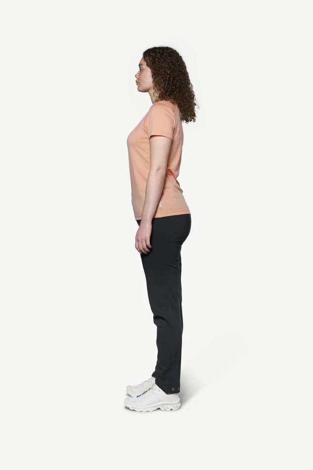 Devold Premium Tee WMN, kolor: Sunrise - prezentacja na modelce - bok
