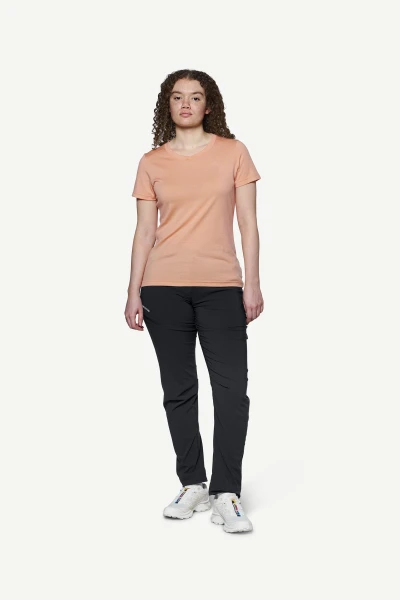 Devold Premium Tee WMN, kolor: Sunrise - prezentacja na modelce - przód