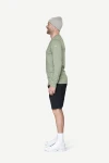Devold Breeze Plus Merino 200 Shirt MAN, kolor: Fog - prezentacja na modelu - bok