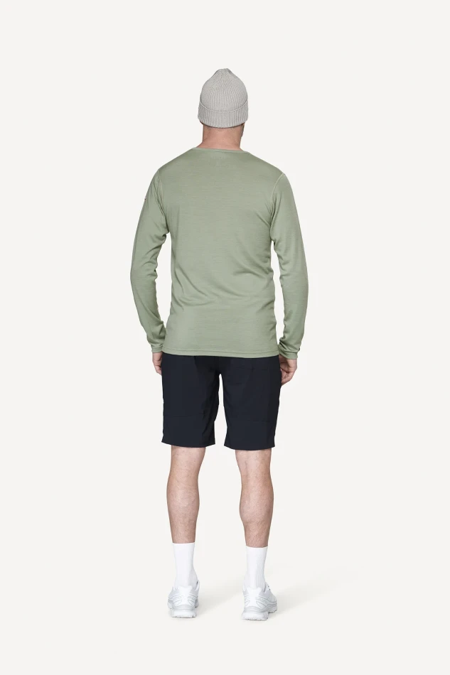 Devold Breeze Plus Merino 200 Shirt MAN, kolor: Fog - prezentacja na modelu - tył