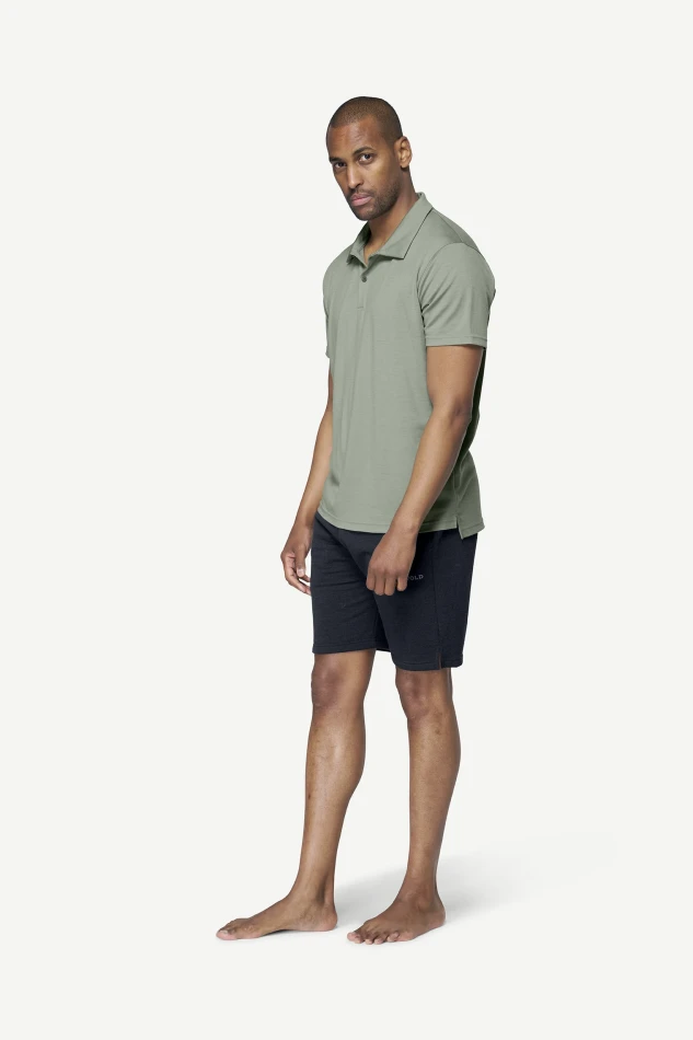 Devold Premium Polo MAN, kolor: Fog - prezentacja na modelu