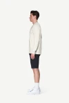 Devold Premium Sailor LS MAN - prezentacja na modelu - bok