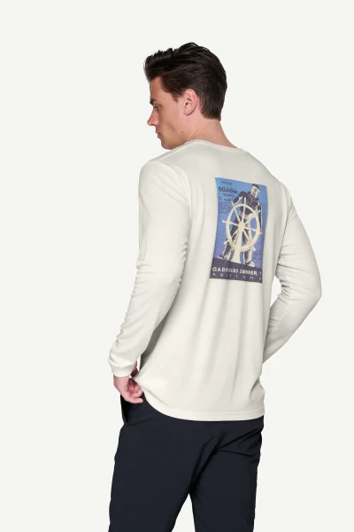 Devold Premium Sailor LS MAN - prezentacja na modelu, przedstawienie nadruku na plecach
