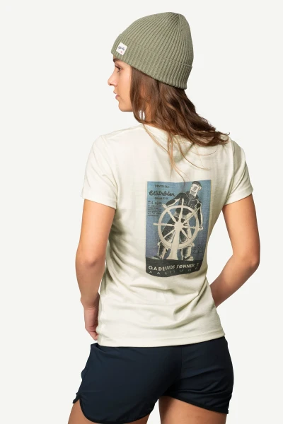 Devold Premium Sailor Tee WMN, kolor: White - prezentacja na modelce - tył - grafika z marynarzem
