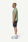 Devold Premium Woodworker Tee MAN, kolor: Fog - prezentacja na modelu - bok