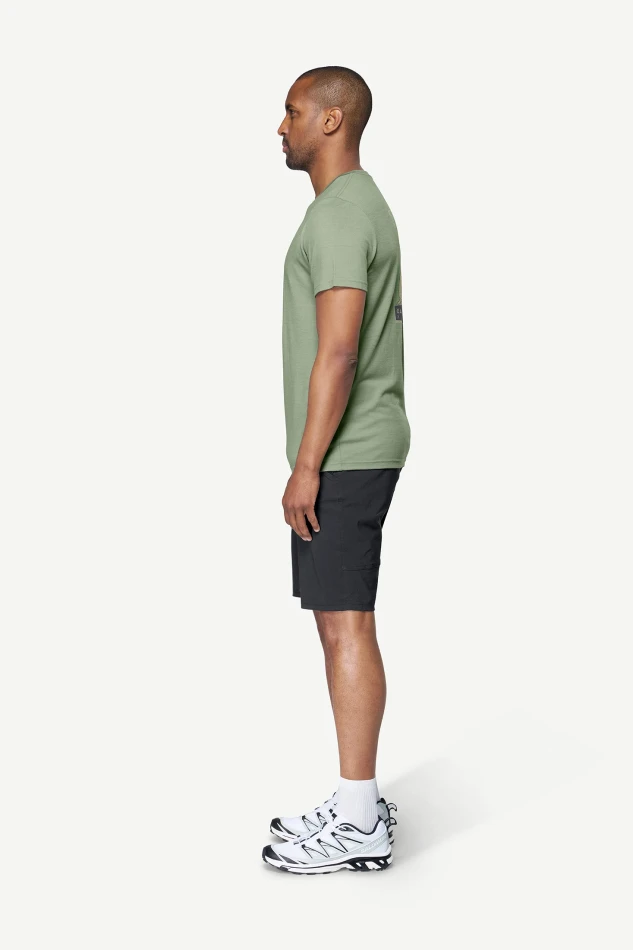 Devold Premium Woodworker Tee MAN, kolor: Fog - prezentacja na modelu - bok
