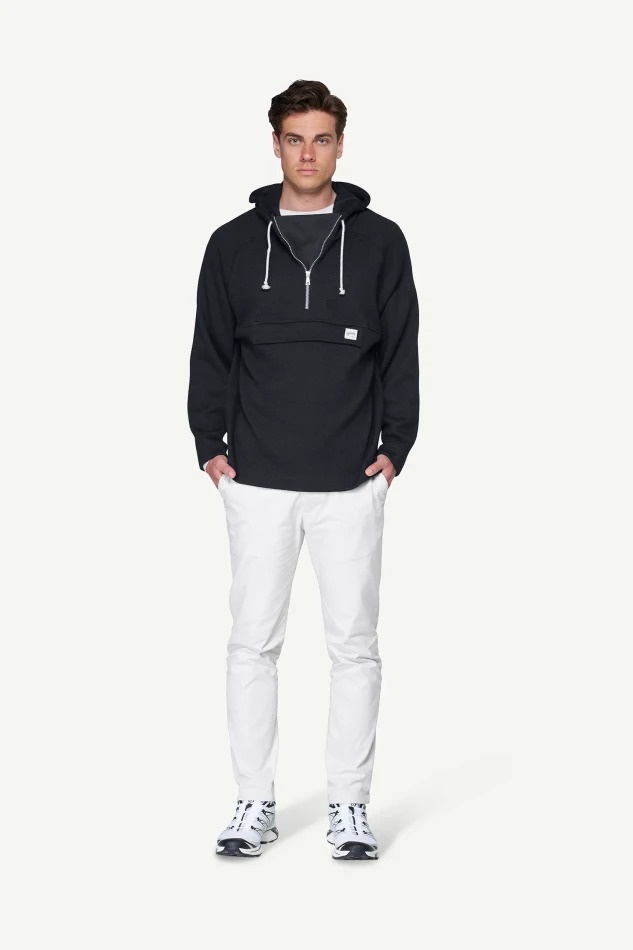 Devold Archive Anorak, kolor: Deep Marine - prezentacja na modelu