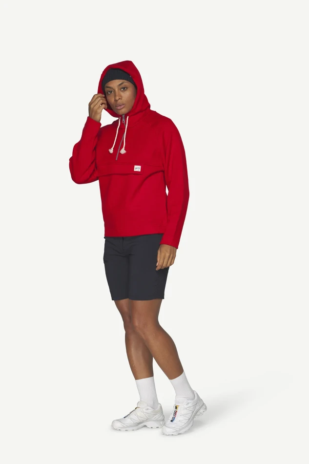 Devold Archive Anorak, kolor: English Red - prezentacja na modelce