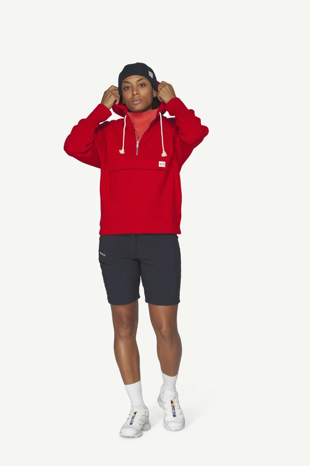 Devold Archive Anorak, kolor: English Red - prezentacja na modelce