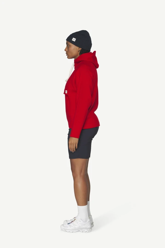 Devold Archive Anorak, kolor: English Red - prezentacja na modelce