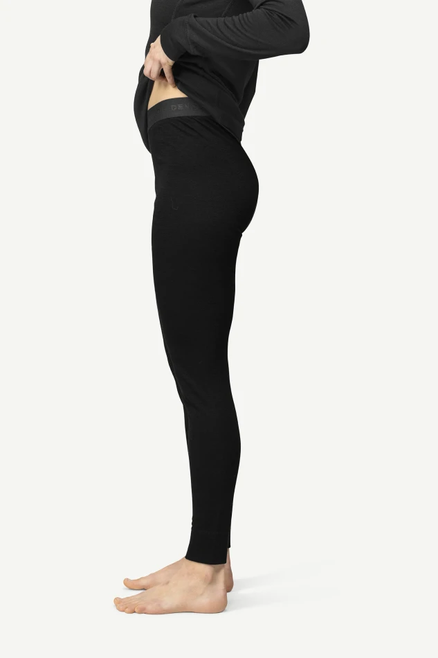 Devold Duo Active Merino 205 Longs WMN, kolor: Black - prezentacja na modelce - bok