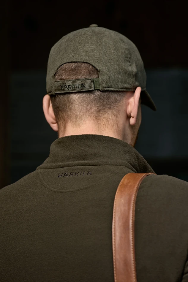 Harkila Corduroy Cap, kolor: Grape Leaf - prezentacja na modelu