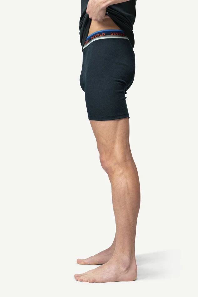 Devold Lauparen Merino 190 Boxer MAN, kolor: Ink - prezentacja na modelu - bok