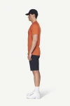 Devold Lauparen Merino 190 Base Tee MAN, kolor: Brick - prezentacja na modelu - bok