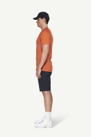 Devold Lauparen Merino 190 Base Tee MAN, kolor: Brick - prezentacja na modelu - bok
