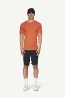 Devold Lauparen Merino 190 Base Tee MAN, kolor: Brick - prezentacja na modelu - przód