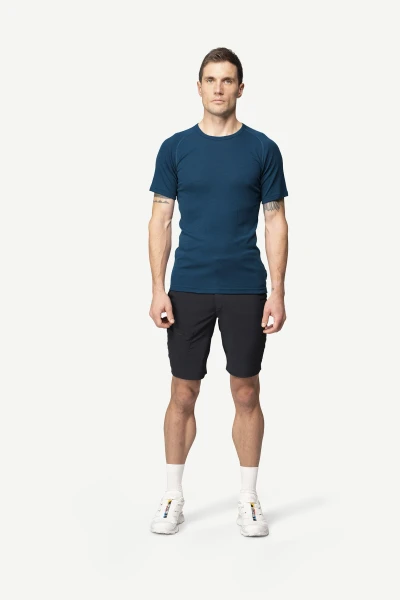Devold Lauparen Merino 190 Base Tee MAN, kolor: Flood - prezentacja na modelu - przód