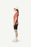 Devold Lauparen Merino 190 Base Tee WMN, kolor: Coral - prezentacja na modelce - bok