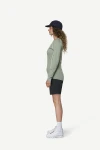 Devold Lauparen Merino 190 Base Shirt WMN, kolor: Fog - prezentacja na modelce - bok