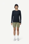 Devold Lauparen Merino 190 Base Shirt WMN, kolor: Ink - prezentacja na modelce - przód