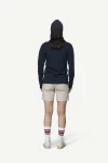 Devold Archive Henley LS, kolor: Ink - prezentacja na modelce - tył