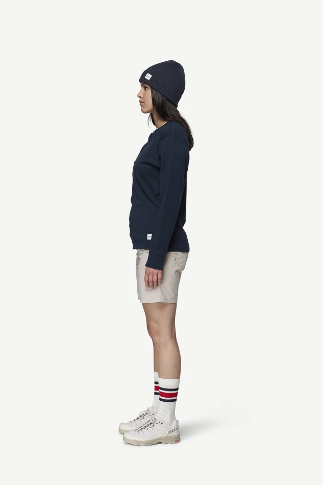 Devold Archive Henley LS, kolor: Ink - prezentacja na modelce - bok