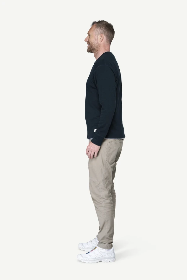 Devold Archive Henley LS, kolor: Ink - prezentacja na modelu - bok