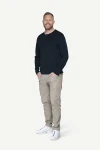 Devold Archive Henley LS, kolor: Ink - prezentacja na modelu - przód