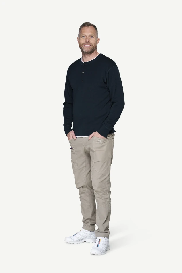 Devold Archive Henley LS, kolor: Ink - prezentacja na modelu - przód