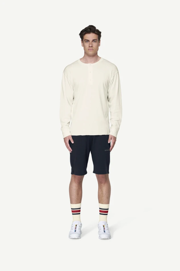 Devold Archive Henley LS, kolor: White - prezentacja na modelu - przód