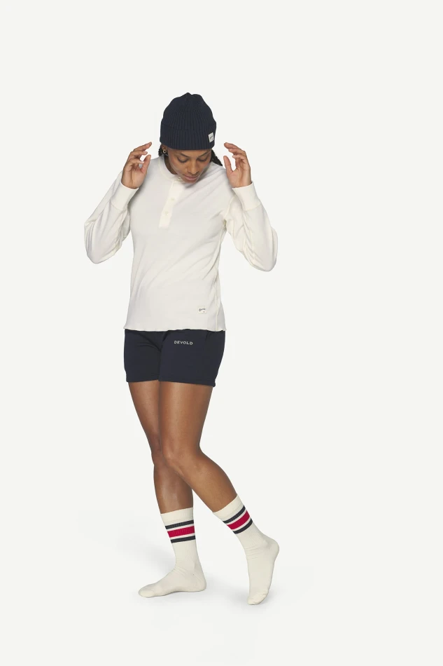 Devold Archive Henley LS, kolor: White - prezentacja na modelce - przód