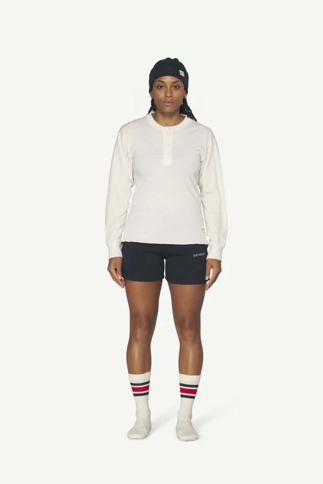 Devold Archive Henley LS, kolor: White - prezentacja na modelce - przód
