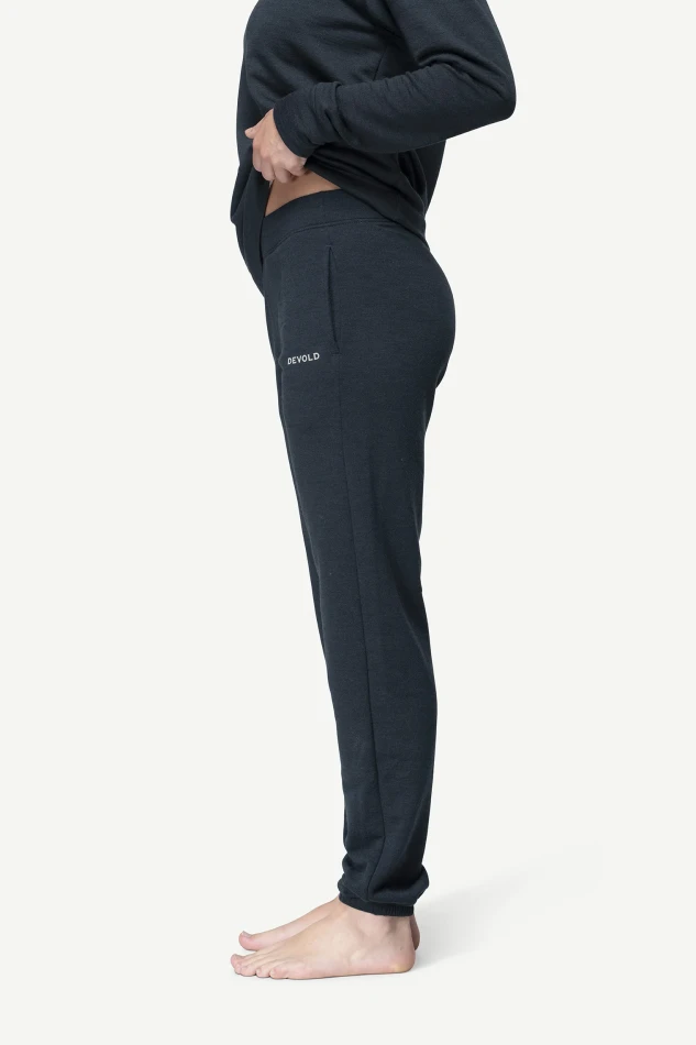 Devold Everyday Pants WMN, kolor: Ink - prezentacja na modelce - bok
