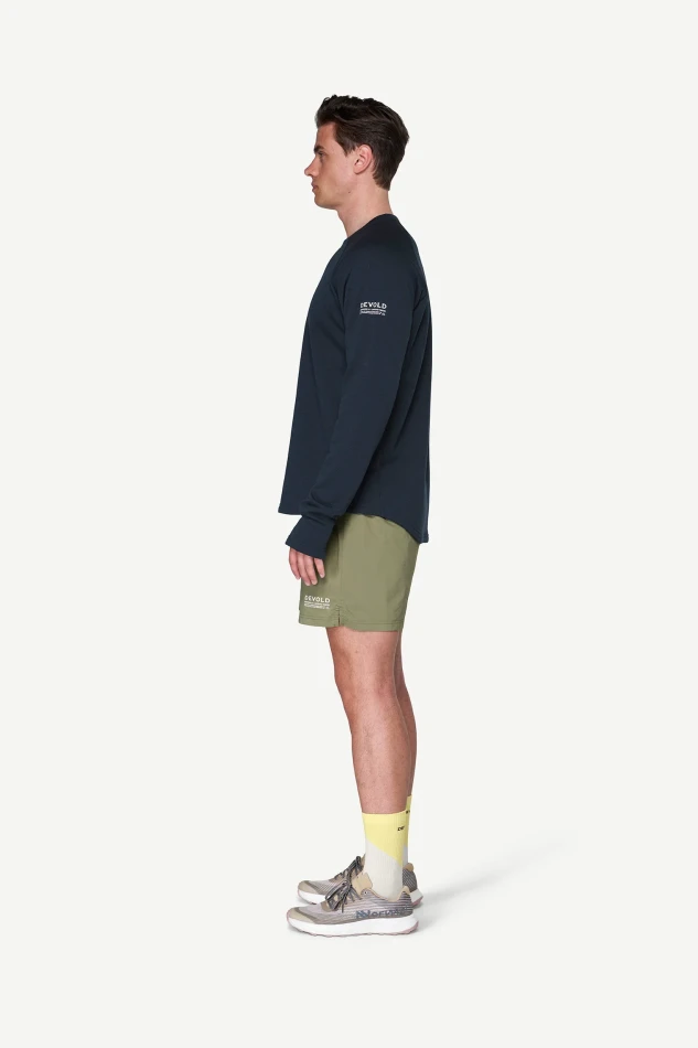 Devold Endurance Merino Crew MAN, kolor: Ink - prezentacja na modelu - bok