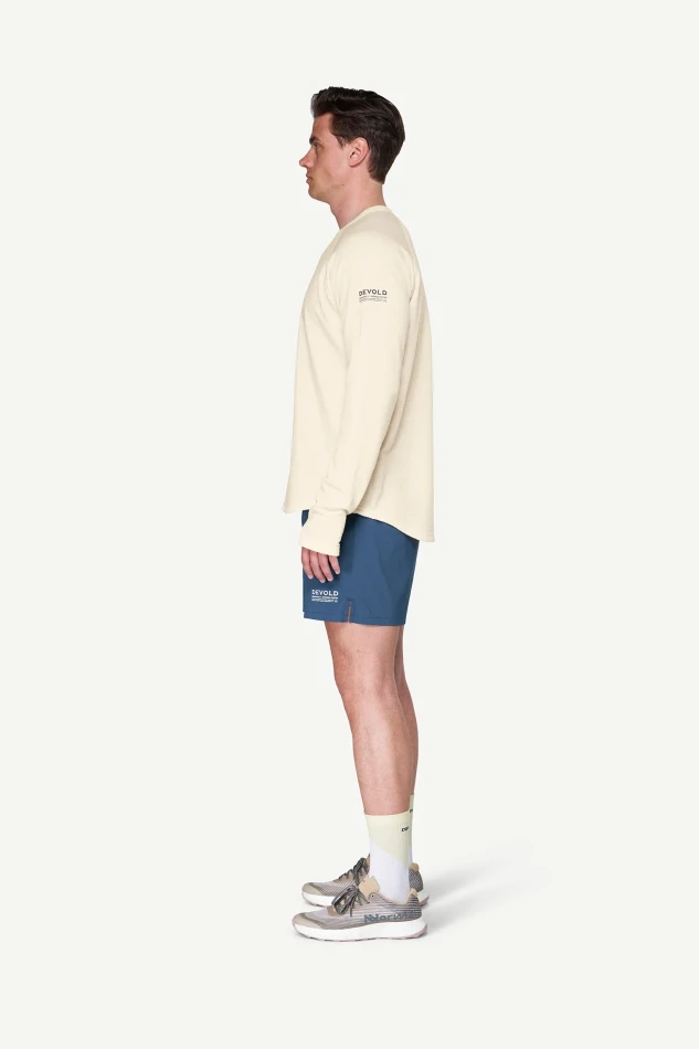 Devold Endurance Merino Crew MAN, kolor: Raw White - prezentacja na modelu - bok