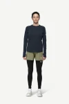 Devold Endurance Merino Crew WMN, kolor: Ink - prezentacja na modelce - przód