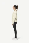Devold Endurance Merino Crew WMN, kolor: Raw White - prezentacja na modelce - bok